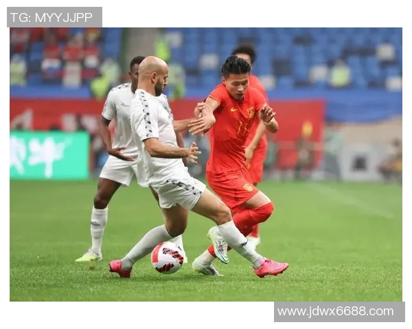 巴勒斯坦足球明星高举国旗展现民族团结与体育精神